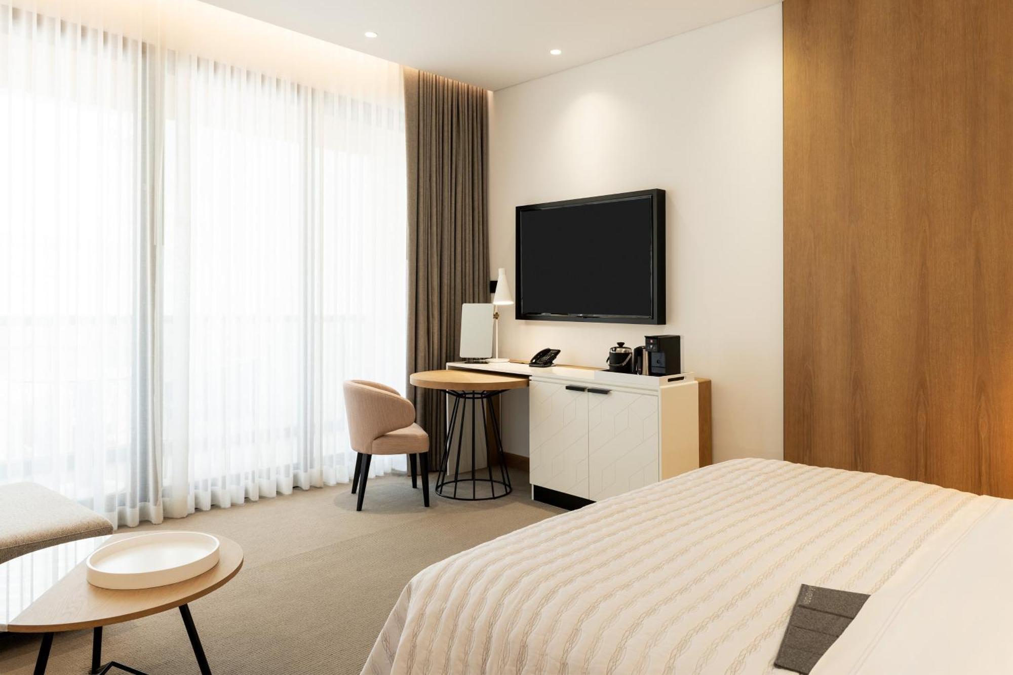 Royal Club JBR View Guest Room 1 King Executive Lounge Access Afternoon Tea & Happy Hour Airport Transfer from Dubai Airport,1353124540:JPEG