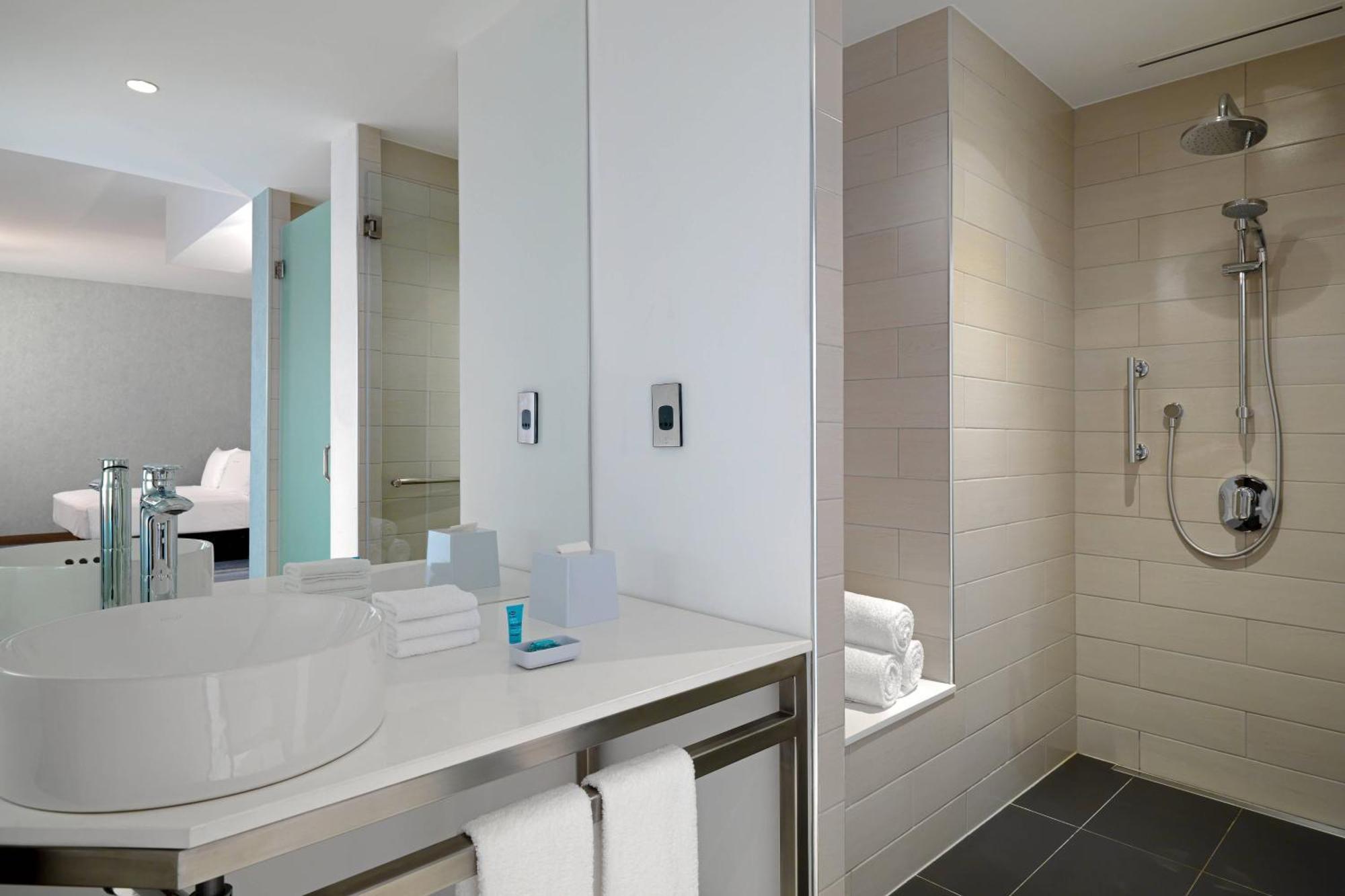 Savvy King Room including Shopping Malls Shuttle Service, 20% off F&B, Spa & Abra Boat Tour Discount,1643197590:JPEG