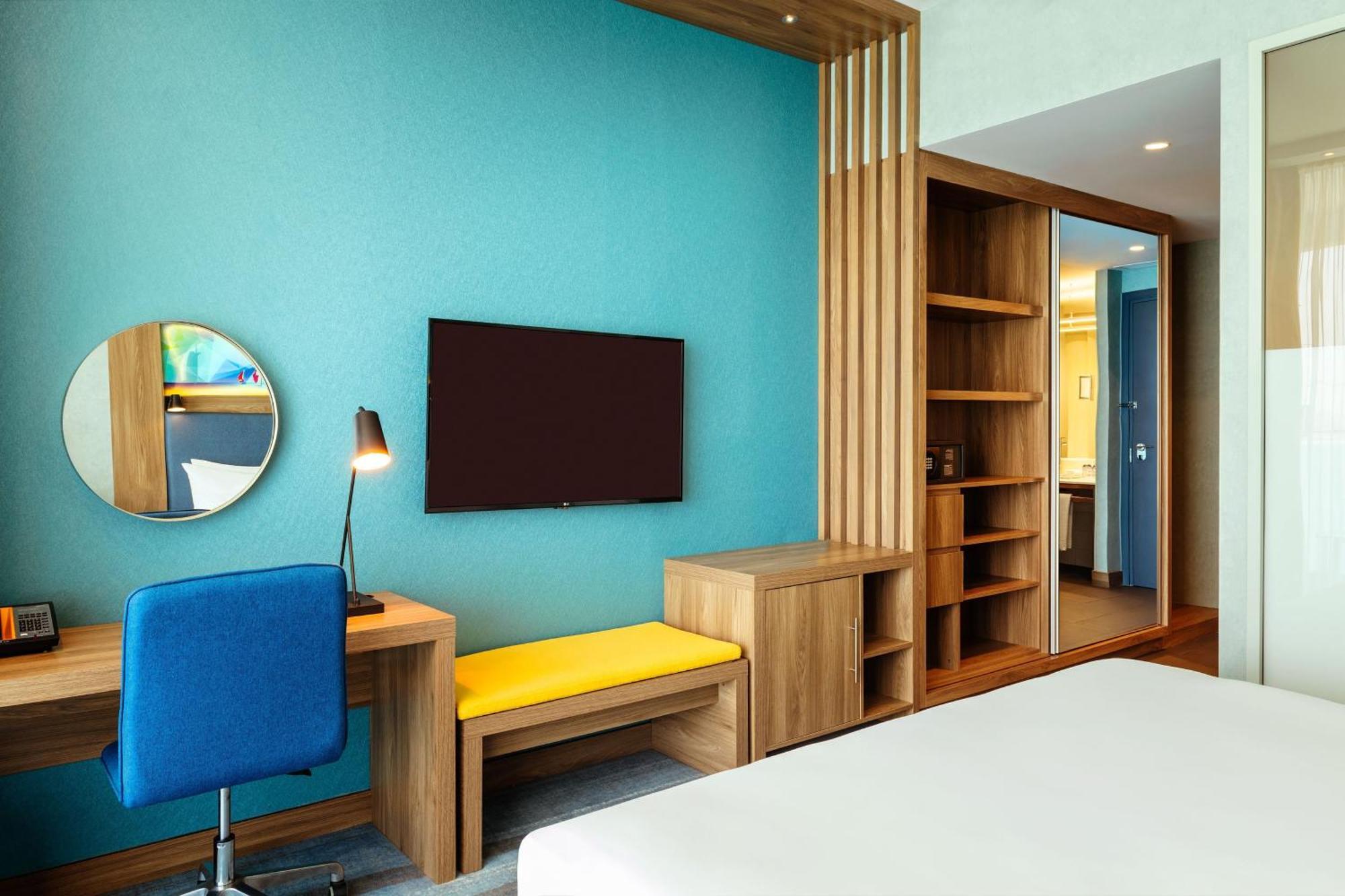 Aloft King Room including Shopping Malls Shuttle Service, 20% off F&B, Spa & Abra Boat Tour Discount,1643197600:JPEG
