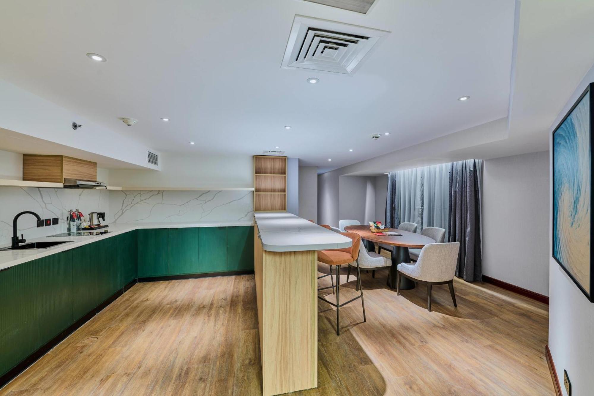 Penthouse Suite met 1 slaapkamer met kingsize bed en uitzicht op de stad