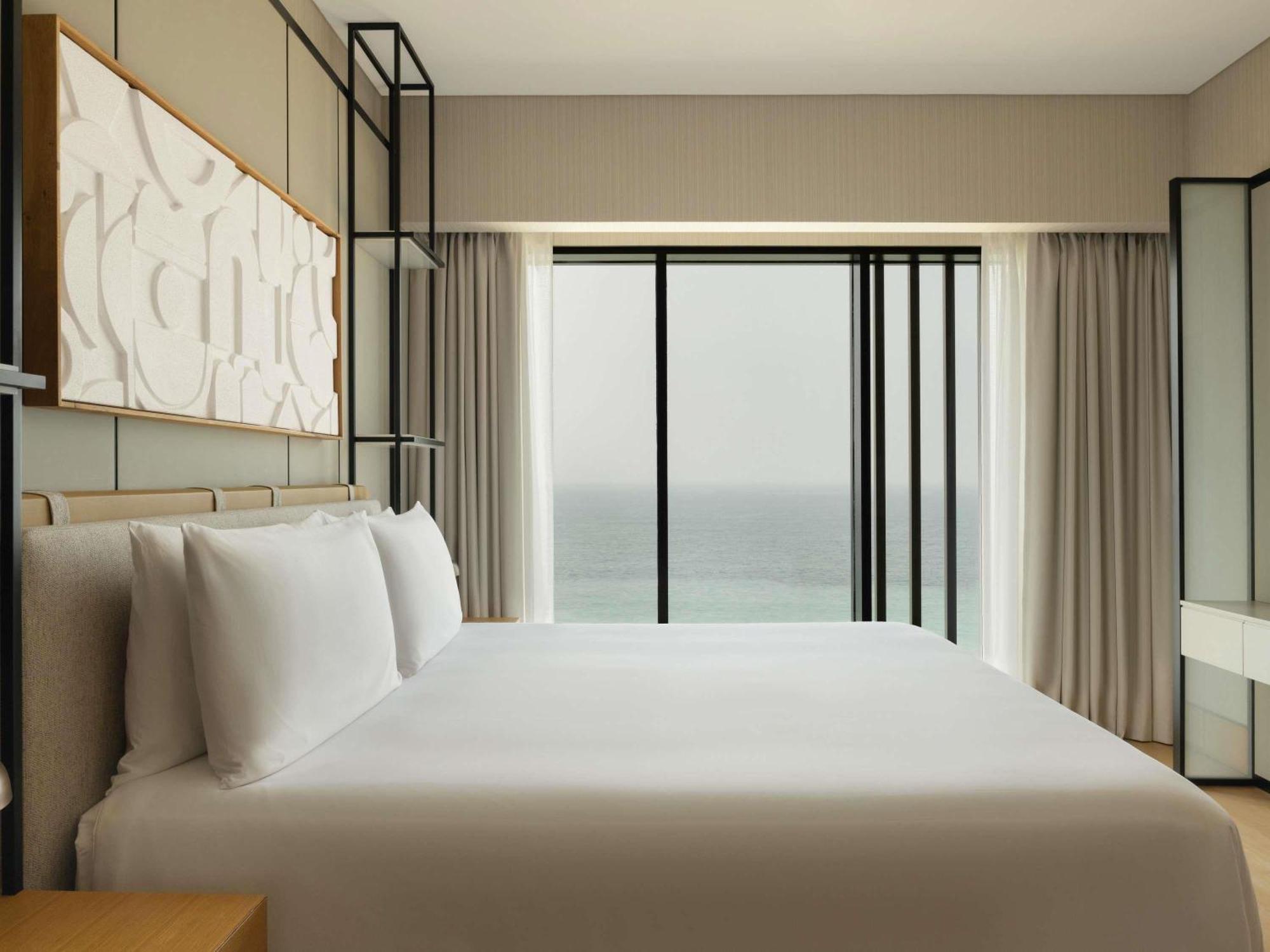Breaking Waves Suite Terrace